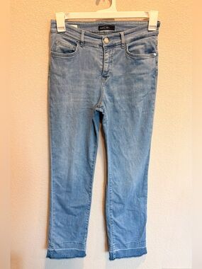 Marc Cain Light Wash Feminine Fit Regular Waist Raw Hem Denim Jeans Size 28